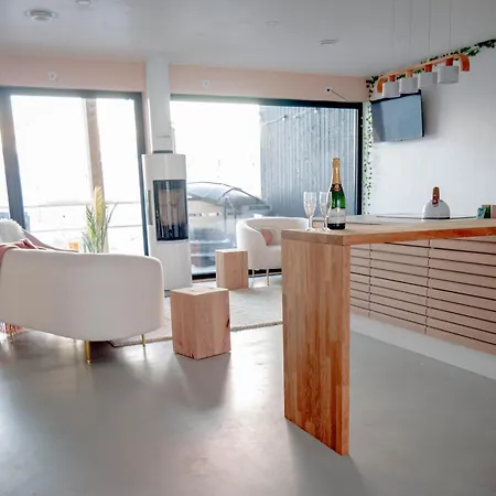 Sunrise View Lapland, Sky View Bedroom & Hot Tub *